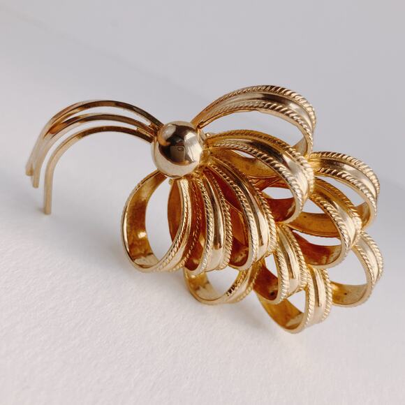 VTG Signed Kramer Mid Century Gold Tone Dimensional Ribbon Bow Brooch - Picture 4 of 12